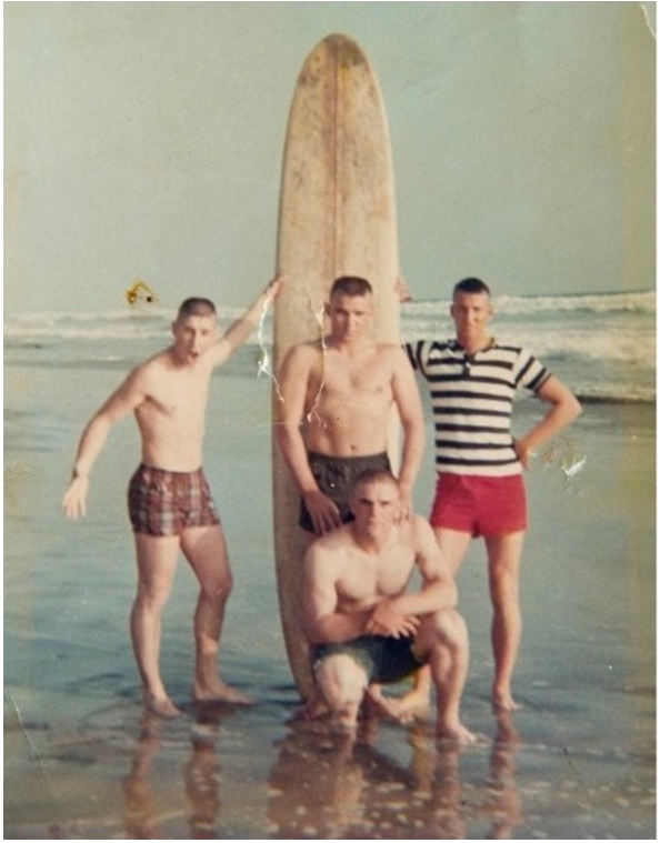 Estos chicos posan antes de ir a la guerra, esta foto 50 años despues te emocionará