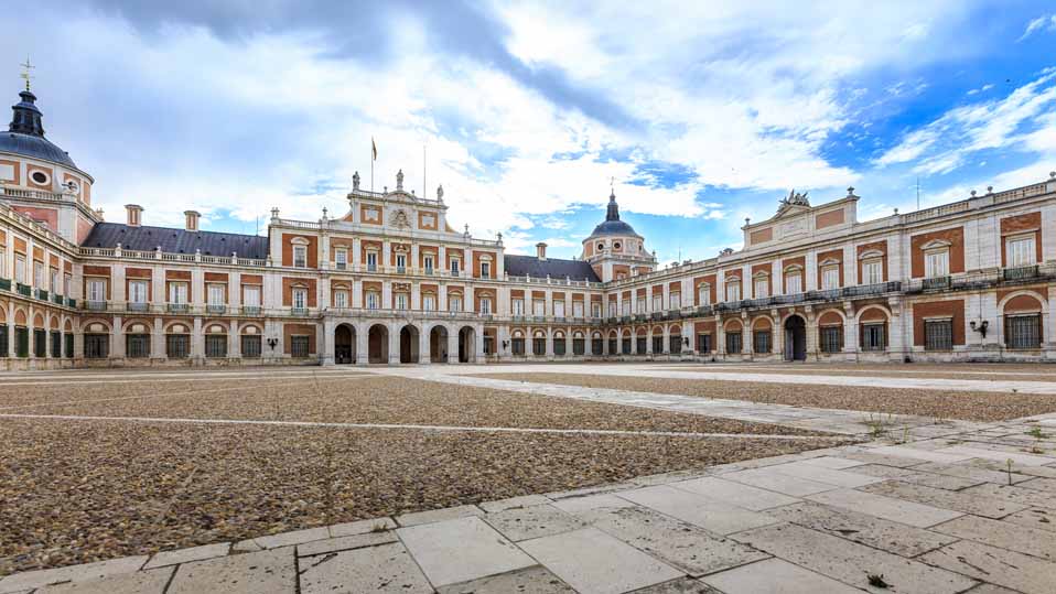 Patio y fachada del Palacio Real de Aranjuez.