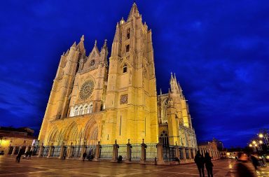 La Pulchra Leonina, en las noches es de oro