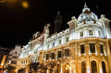 Edificio Correos situado en la plaza del ayuntamiento de Valencia