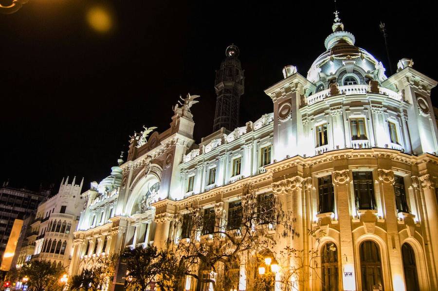 Edificio Correos situado en la plaza del ayuntamiento de Valencia