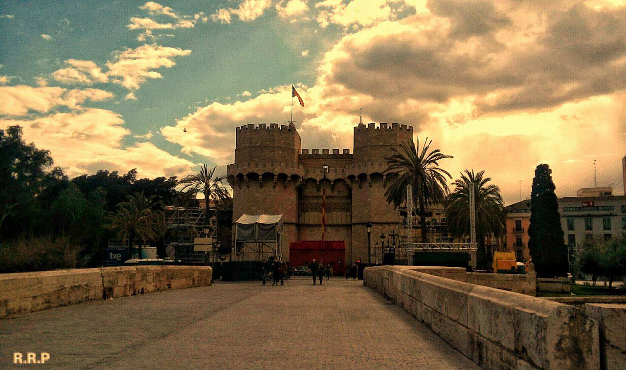 Torres de Serrano, Valencia por Un paseo por Valencia, esta mañana. Por Rosa Recio Pascual