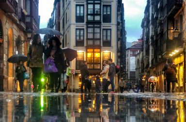 Foto de la calle la cruz en Bilbao, Día de lluvias...