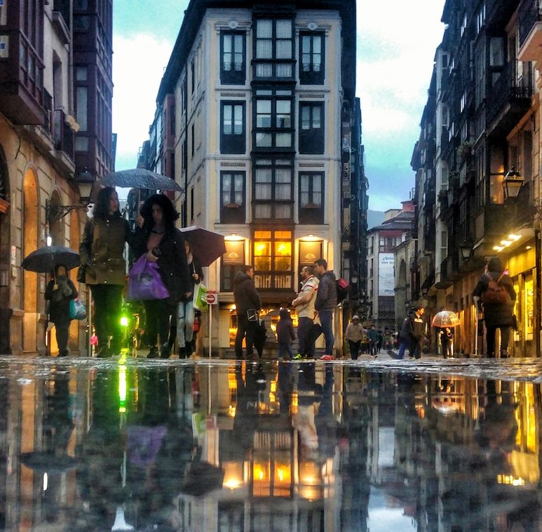 Foto de la calle la cruz en Bilbao, Día de lluvias...