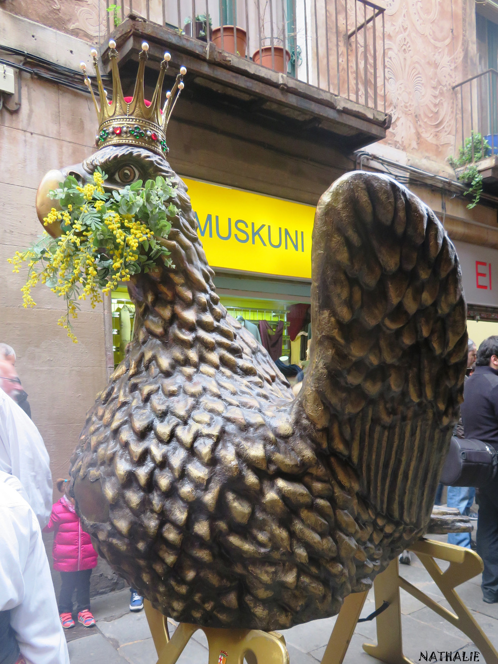 Junto con los Gigantes de la Ciudad, es la máxima representante protocolaria de Barcelona.