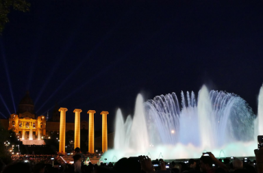 La belleza de la Fuente de Montjuic de noche