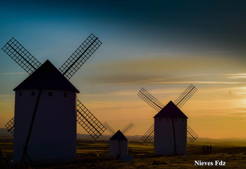 Un nuevo atardecer en los bellos molinos de Campo de Criptana