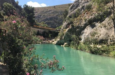 Es verdad que Ontinyent carece de playa o de mar, pero tiene un emblema como río, el Clariano, que esconde entre las montañas una sucesión de pozas de agua helada y cristalina dignas de un pequeño Eden.