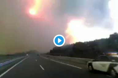 Impresionante imagines de como el incendio entra en la autovia de Verín