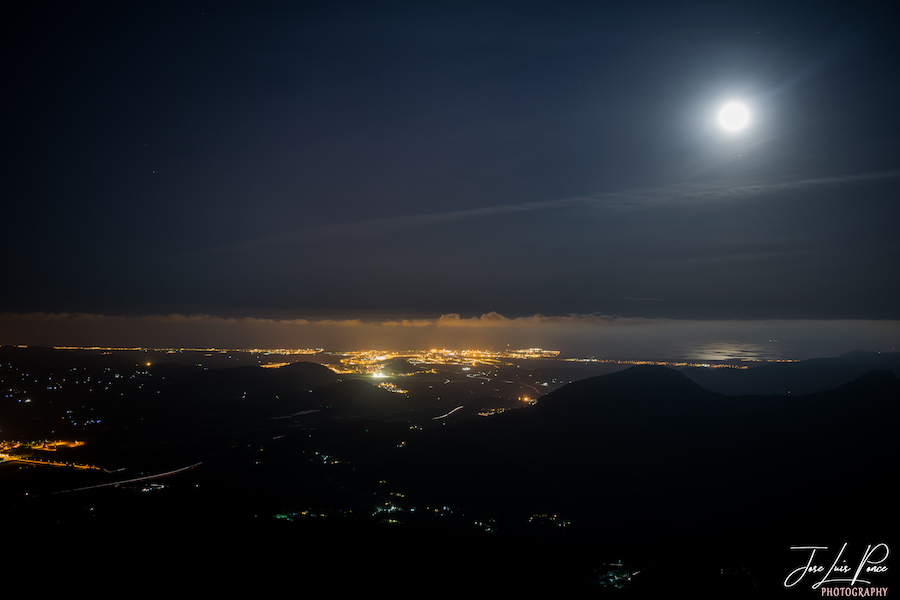 Preciosas vistas desde el Garbí a la luna de Valencia