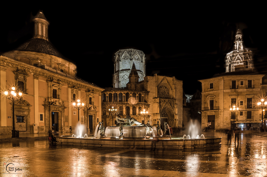 Plaza de la vigen con logo