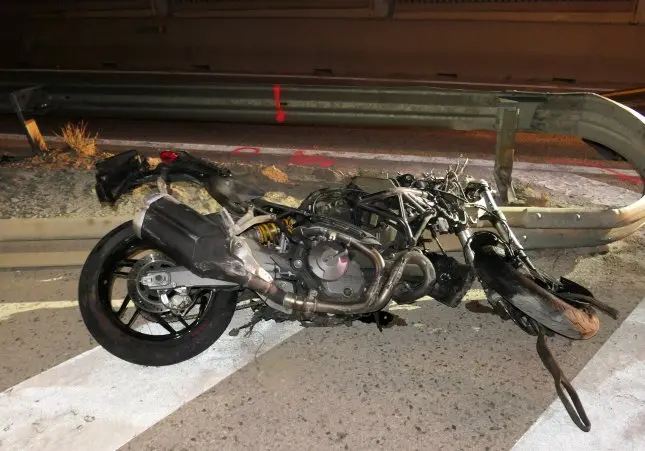 Grave accidente: un conductor bebido se estrella contra una moto y deja dos heridos críticos