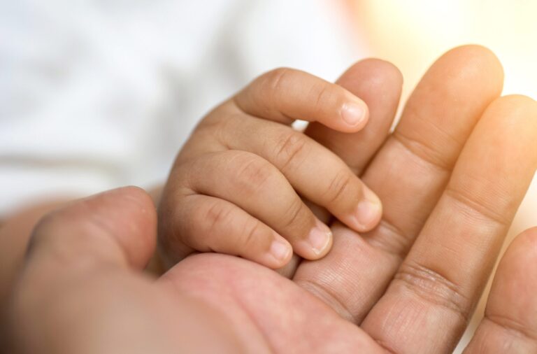 Buscan familia de acogida urgente en Valencia para una bebé ingresada en el hospital